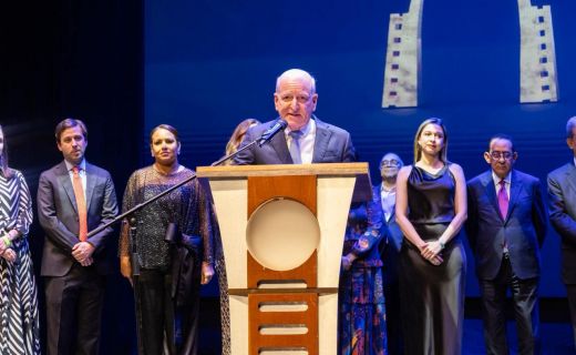Presidente de Caribbean Cinemas, Robert Carrady, recibe el premio Carrau en el Festival de Cine Global de Santo Domingo