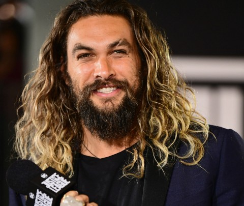 Jeson Momoa podr&iacute;a encarnar al primer brujo en la serie precuela The Witcher